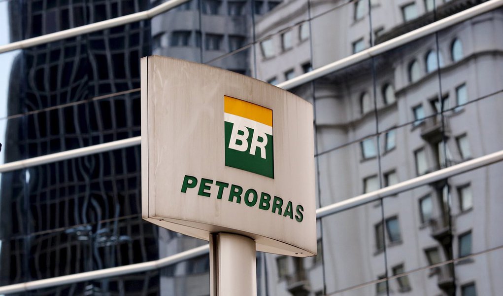 Logomarca da Petrobras em frente ao prÃ©dio da empresa em SÃ£o Paulo. 23/04/2015 REUTERS/Paulo Whitaker