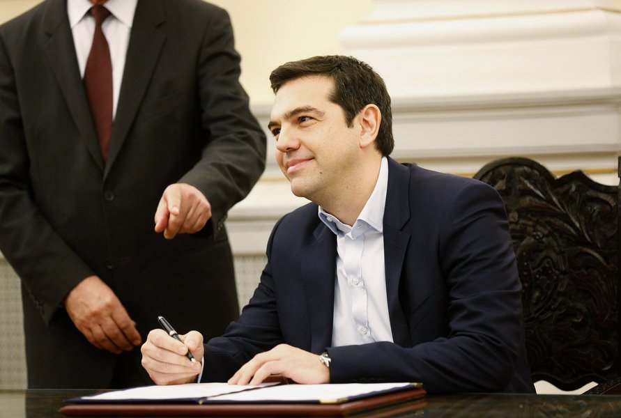Alexis Tsipras, líder do partido Syriza,  assina documento que o nomeia premiê da Grécia, em Atenas, nesta segunda-feira. 26/01/2015 REUTERS/Yannis Behrakis