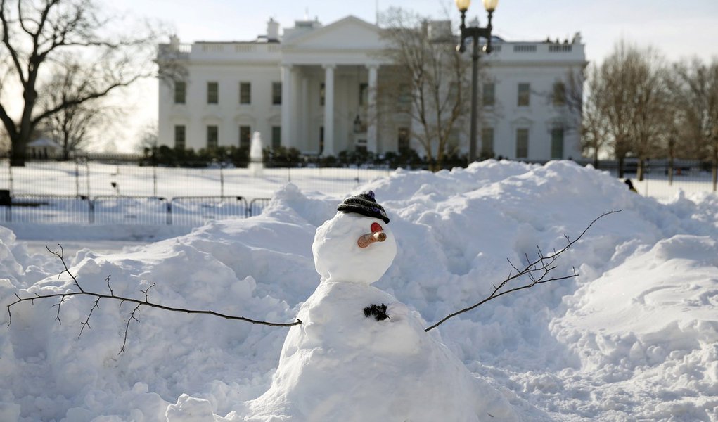 Boneco de neve em frente a Casa Branca, em Washington. 25/01/2016 REUTERS/Kevin Lamarque