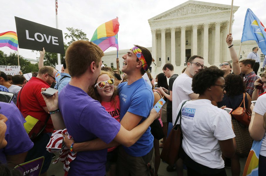 Apoiadores do movimento dos direitos dos gays nos EUA comemoram decisão da Suprema Corte. 26/06/2015 REUTERS/Jim Bourg
