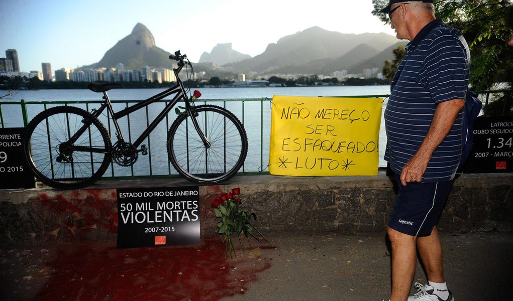 Protesto da ONG Rio de Paz pela morte do mÃ©dico Jaime Gold, 56 anos, esfaqueado em um assalto na Lagoa Rodrigo de Freitas, quando passeava de bicicleta (Fernando FrazÃ£o/AgÃªncia Brasil)
