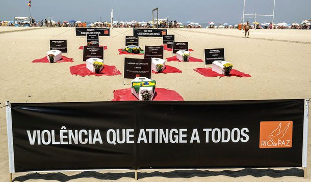 Rio de Janeiro - Caixões foram colocados nas areias de Copacabana, como forma de protesto, para denunciar 4 mil mortes por causas violentas no estado neste ano (Repórter Vladimir Platonow/Agência Brasil)