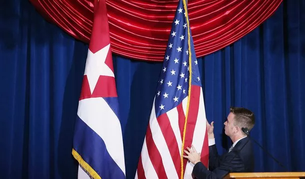 Bandeiras de Cuba e EUA durante cerimônia de reabertura da embaixada cubana em Washington. 20/07/2015 REUTERS/Chip Somodevilla/Pool