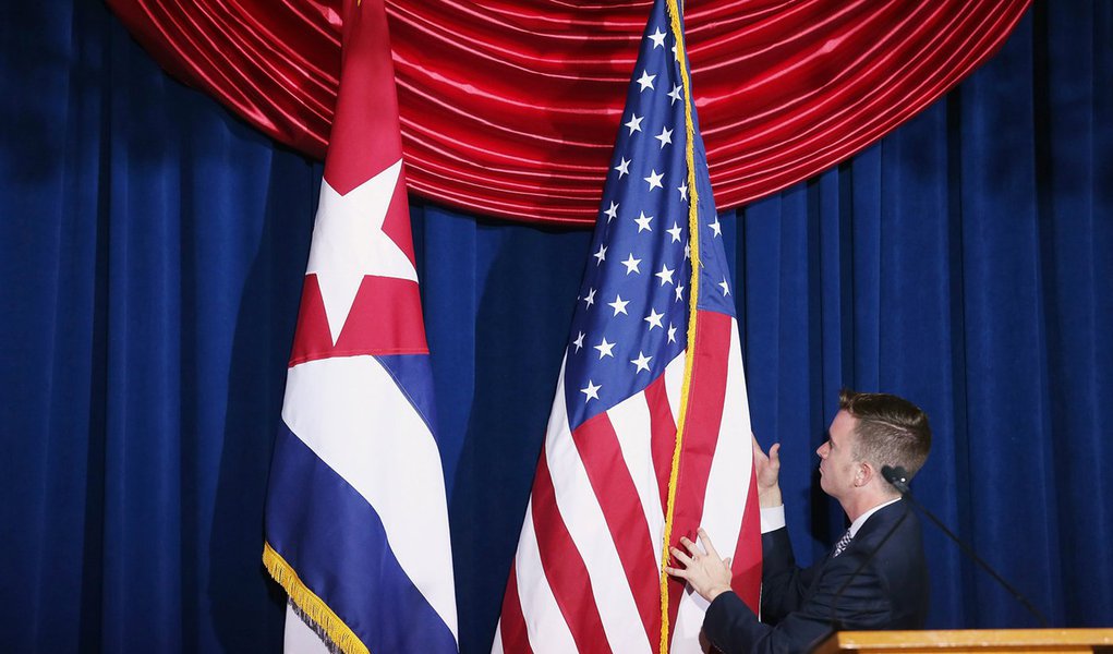 Bandeiras de Cuba e EUA durante cerimônia de reabertura da embaixada cubana em Washington. 20/07/2015 REUTERS/Chip Somodevilla/Pool