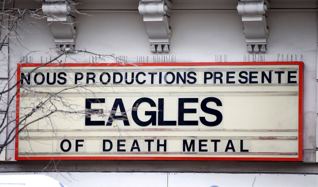 Cartaz de divulgaÃ§Ã£o de show da banda Eagles of Death Metal no Bataclan, em Paris. 21/11/2015 REUTERS/Charles Platiau