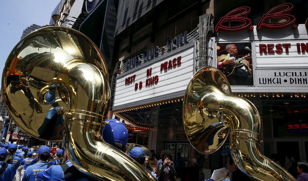 Banda passa diante de B.B. King Blues Club & Grill em Times Square, Nova York. 15/5/2015.   REUTERS/Shannon Stapleton