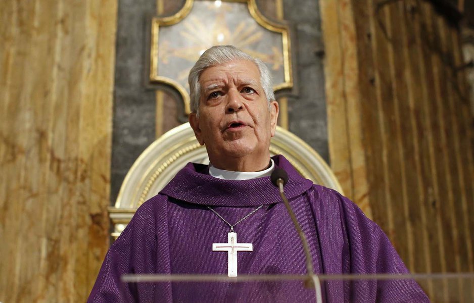 Cardinal Jorge Urosa Savino of Venezuela conducts a Mass in honor of the late Venezuelan President Hugo Chavez in downtown Rome March 8, 2013. REUTERS/Tony Gentile (ITALY - Tags: POLITICS OBITUARY RELIGION)