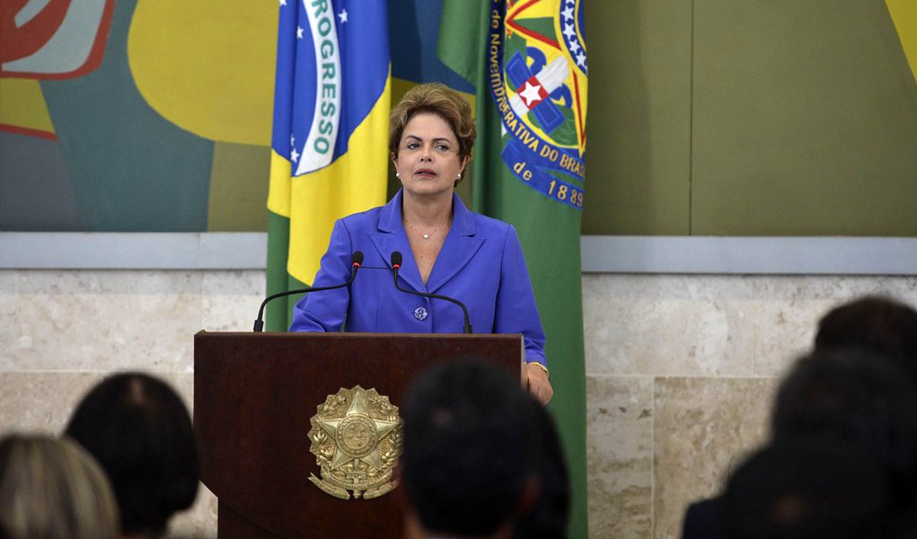 A presidenta Dilma Rousseff coordena encontro de trabalho sobre Pronatec Jovem Aprendiz na micro e pequena empresa (Jos� Cruz/Ag�ncia Brasil)