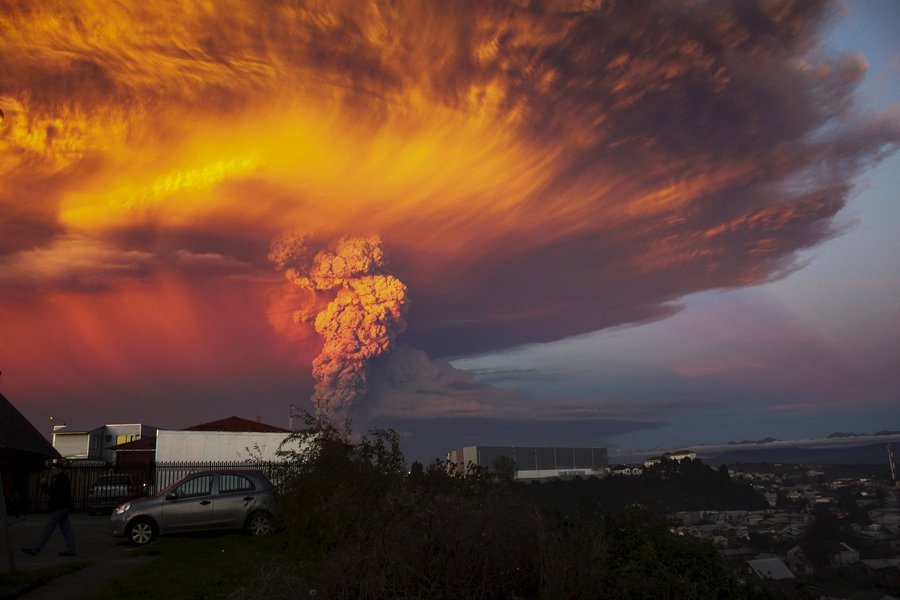 Vulcão Calbuco visto da cidade chilena de Puerto Montt. 22/4/2015 REUTERS/Sergio Candia