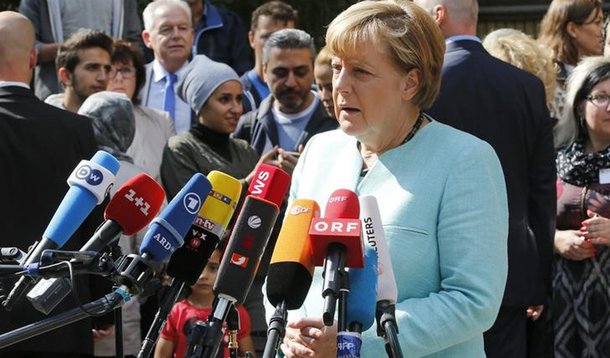 Chanceler alemã, Angela Merkel, fala à imprensa durante visita a um campo de refugiados, em Berlim, na Alemanha, nesta quinta-feira. 10/09/2015 REUTERS/Fabrizio Bensch