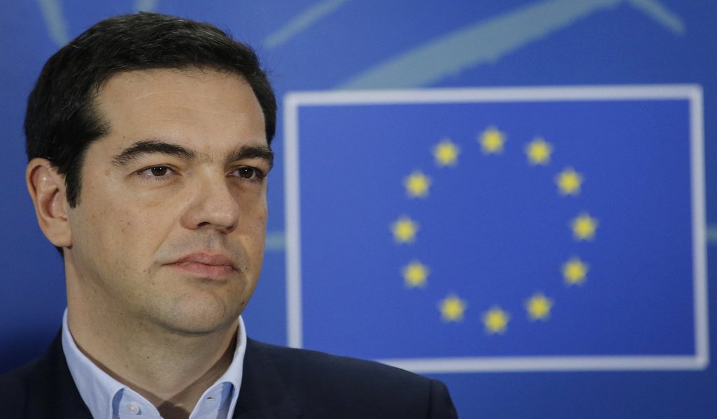 epa04603200 Greek Prime Minister Alexis Tsipras gives a press briefing at the end of the meeting with President of the European Parliament Martin Schulz (not pictured) at the European Parliament in Brussels, Belgium, 04 February 2015. Greek Prime Minister