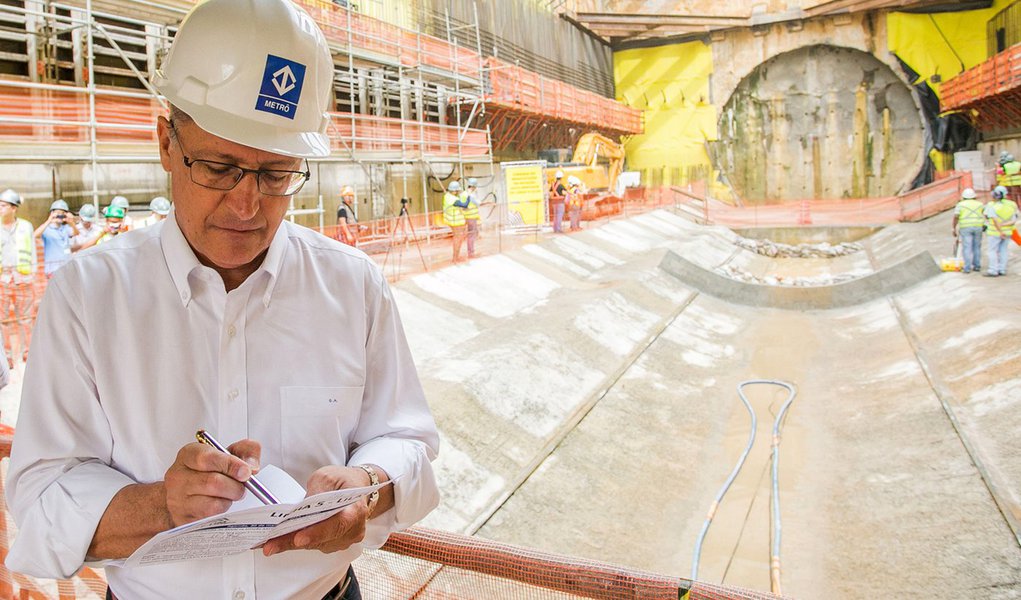 O governador Geraldo Alckmin durante a chegada chegada da tuneladora Shield, o “Tatuzão”na futura Estação AACD Servidor, linha 5-Lilás do Metrô de São Paulo. Data: 30/03/2015. Local: São Paulo/SP. Foto: Edson Lopes Jr/A2Img