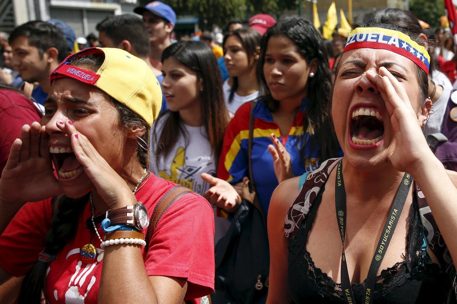 Estudantes opositores gritam frases durante um protesto contra o presidente venezuelano, Nicolás Maduro, em Caracas, na Venezuela. 21/11/2015 REUTERS/Carlos Garcia Rawlins