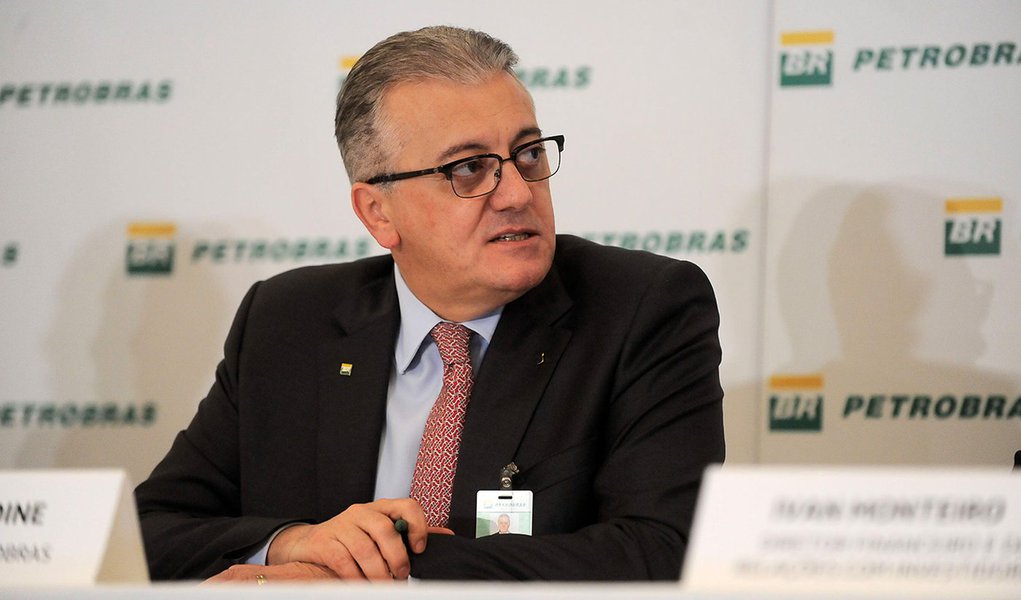 O presidente da Petrobras, Aldemir Bendine, divulga balanço contábil do segundo trimestre de 2015, na sede da companhia, no Rio (Tomaz Silva/Agência Brasil)