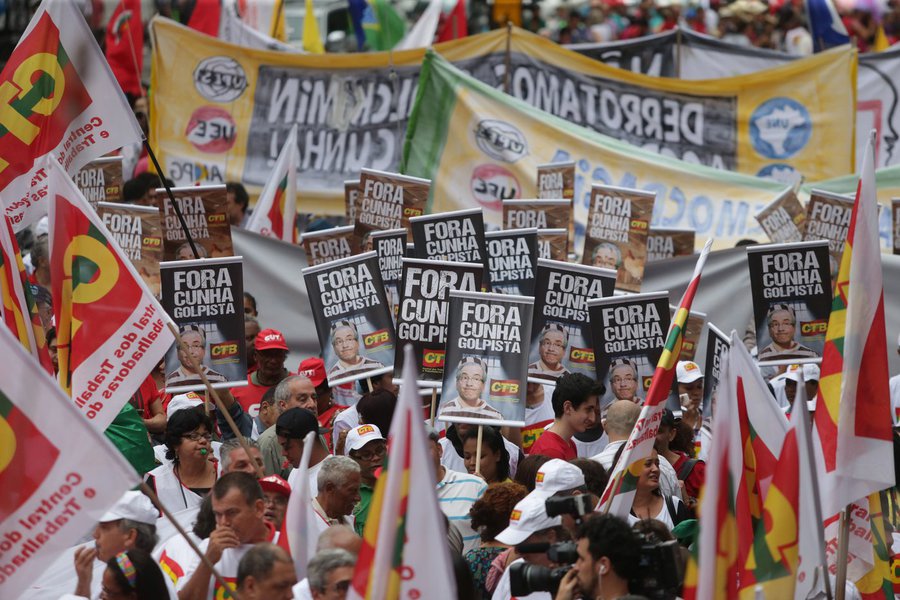 16/12/2015 - São Paulo - Protesto contra o pedido de impeachment da presidente Dilma. 