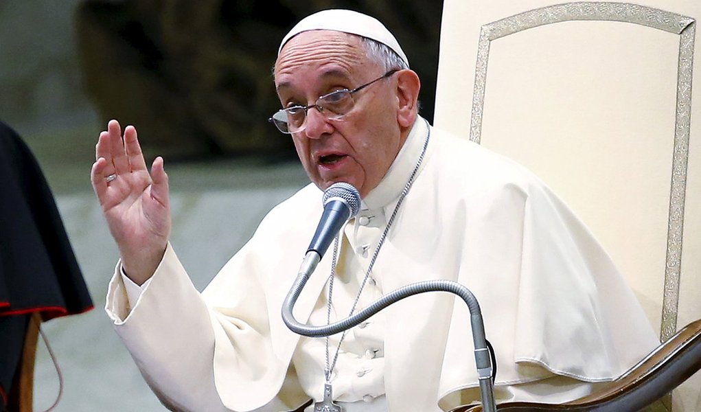 Papa Francisco durante discurso no Vaticano. 07/08/2015 REUTERS/Tony Gentile