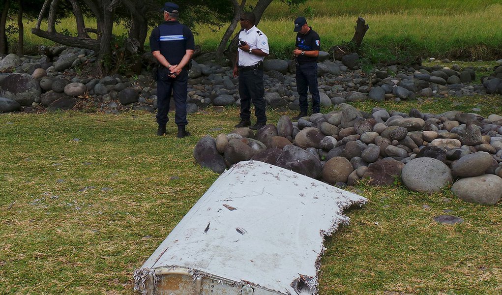 Autoridades francesas analisando suposta parte de avião da Malaysia Airlines, na ilha de Reunião. 30/07/2015 REUTERS/Zinfos974/Prisca Bigot