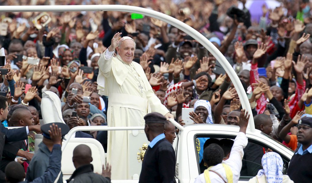 Papa Francisco em meio a multidão em Nairóbi. 26/11/2015 REUTERS/Thomas Mukoya