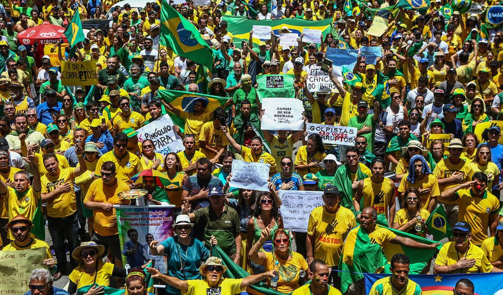 Foto: Rodrigo Lobo/ Fotos Públicas. Assunto: 15/03/2015- Recife- PE, Brasil- Manifestantes fazem protesto pelo impeachment da presidente Dilma Rousseff na capital de Pernambuco.