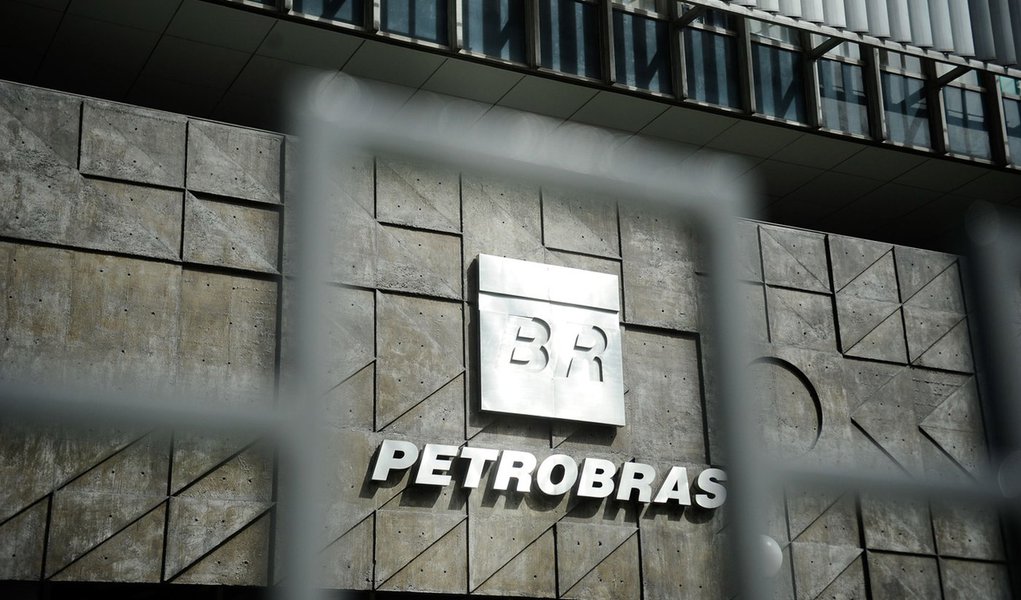 Os deputados federais da Comissão Parlamentar de Inquérito (CPI) que investiga irregularidades na Petrobras fazem uma visita técnica à sede da empresa no Rio (Tânia Rêgo/Agência Brasil)