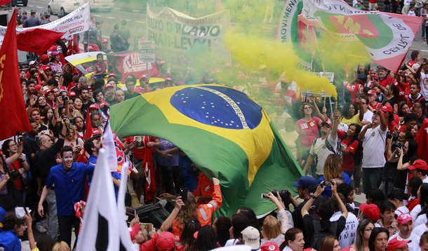 03/10/2015 - São Paulo - SP - Manifestantes da CUT realizaram um protesto “em defesa da Petrobras e da democracia” na manhã deste sábado (3) na Avenida Paulista. Foto: Paulo Pinto/ Agência PT