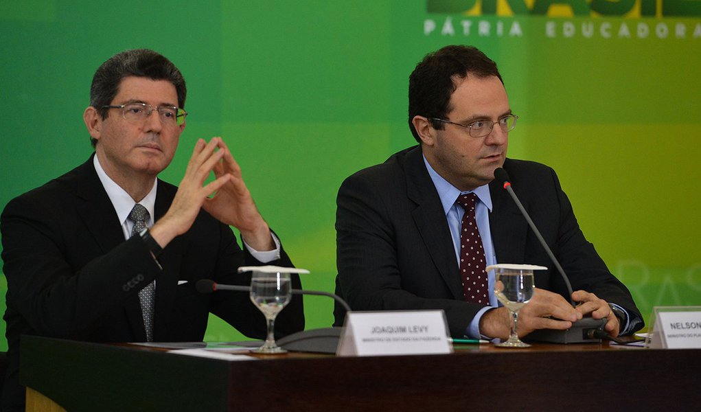 Os ministros da Fazenda, Joaquim Levy; e do Planejamento, Nelson Barbosa; anunciam cortes no Orçamento durante coletiva (Valter Campanato/Agência Barsil)