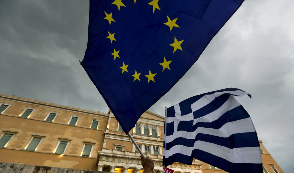 Manifestantes com bandeiras da UE e GrÃ©cia em frente a Parlamento, em Atenas 30/6/2015 REUTERS/Yannis Behrakis