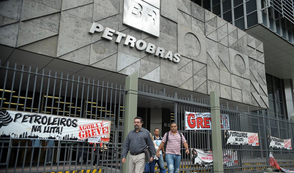 Rio de Janeiro - Faixas de greve colocadas na sede da Petrobras, no centro da cidade, durante paralisa��o de petroleiros em v�rios estados reivindicando 10% de reajuste salarial (Fernando Fraz�o/Ag�ncia Brasil)