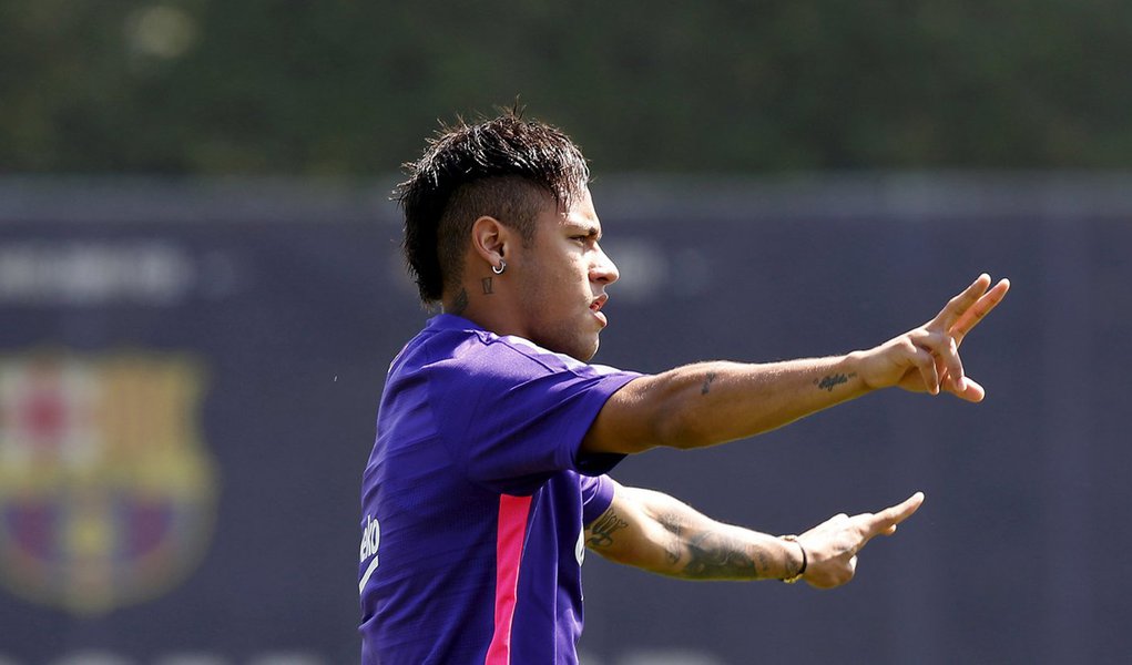 Neymar participa de treino do Barcelona.  29/5/2015.  REUTERS/Gustau Nacarino