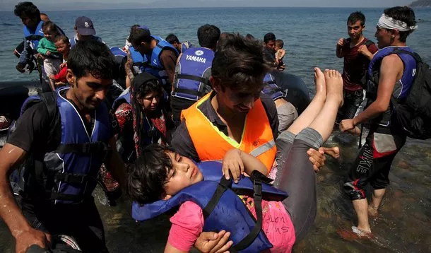 Imigrantes do Afeganistão desembarcando na ilha grega de Lesbos. 06/08/2015 REUTERS/Yiannis Kourtoglou