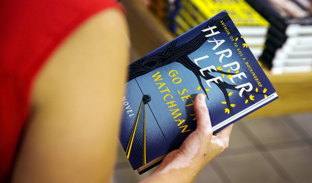Mulher segura cÃ³pia do livro de Harper Lee "Go Set a Watchman" em livraria de Nova York. 14/07/2015 REUTERS/Lucas Jackson