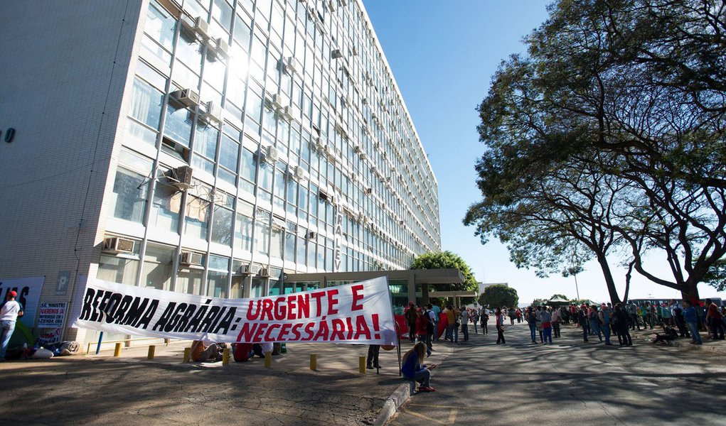 Integrantes do Movimento dos Trabalhadores Rurais Sem Terra ocupam o pr�dio principal do Minist�rio da Fazenda, em Bras�lia ( Marcelo Camargo/Ag�ncia Brasil)