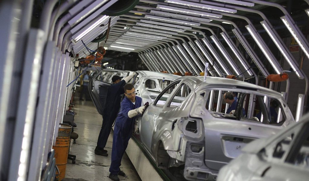 Brazilian workers polish Ford cars on a assembly line at Sao Bernardo do Campo Ford plant, near Sao Paulo August 13, 2013. The pace of vehicle production in Brazil slipped in July to the lowest daily rate in five months as factories, facing sagging consum