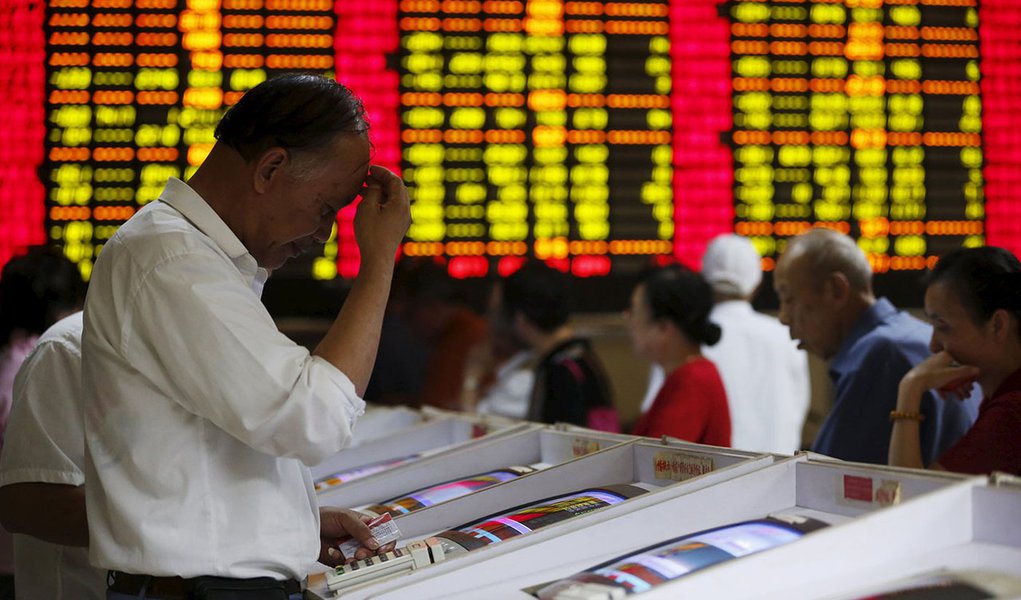 Investors look at computer screens showing stock information at a brokerage house in Shanghai, China 
bolsa china