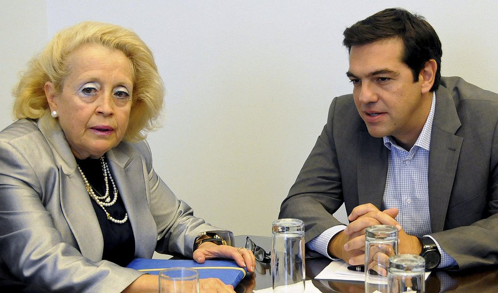JuÃ­za da Suprema Corte da GrÃ©cia Vassiliki Thanou ao lado do ex-premiÃª Alexis Tsipras, em Atenas. 27/08/2015 REUTERS/Evi Fylaktou/Eurokinissi