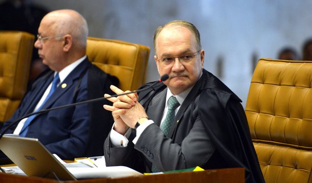 Brasília - Ministro Edson Fachin, durante sessão do Supremo Tribunal Federal para julgar como deve ser o rito de tramitação do processo de impeachment da presidente Dilma Rousseff no Congresso (José Cruz/Agência Brasil)