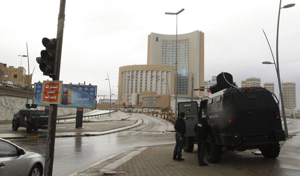 ForÃ§as de seguranÃ§a cercam hotel Corinthia apÃ³s ataque com carro-bomba em TrÃ­poli. 27/01/2015 REUTERS/Ismail Zitouny