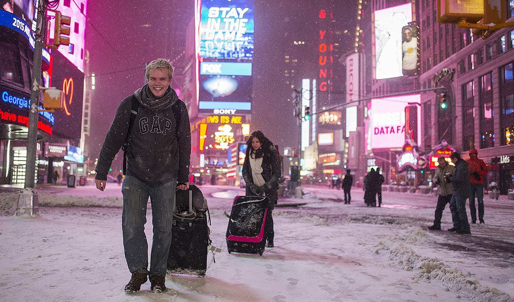 Turistas carregam bagagem na Times Square, sob neve, em Nova York. 27/01/2015 REUTERS/Adrees Latif