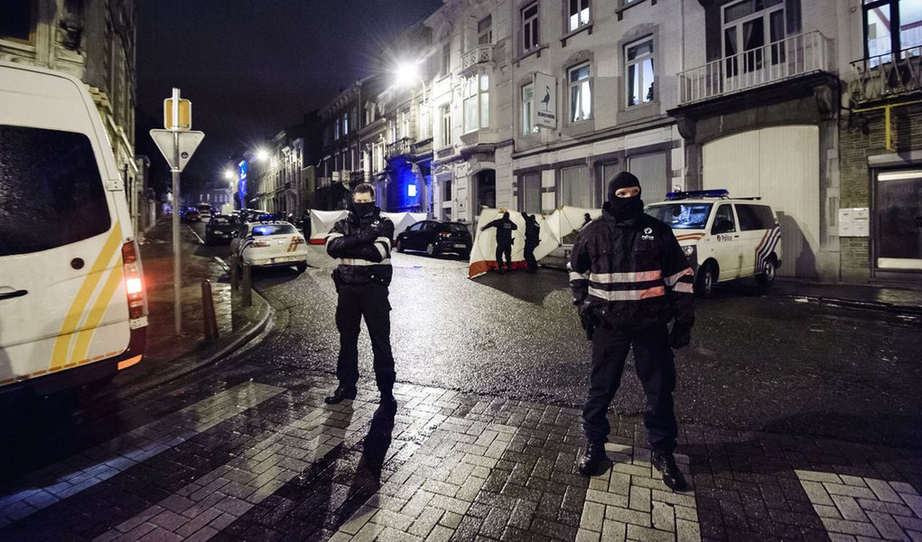 Policiais belgas bloqueiam rua no centro de Verviers, cidade entre LiÃ¨ge e a fronteira alemÃ£, no leste da BÃ©lgica, nesta quinta-feira. 15/01/2015 REUTERS/Stringer