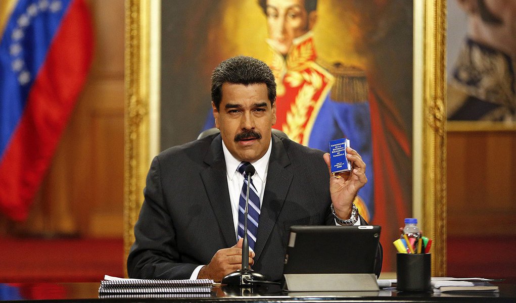 Presidente da Venezuela, Nicolás Maduro, exibe cópia da Constituição durante entrevista coletiva no Palácio Miraflores, em Caracas, na Venezuela, no fim de dezembro. 30/12/2014 REUTERS/Carlos Garcia Rawlins