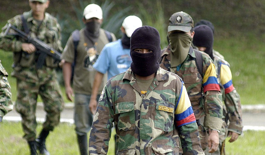 BOG07. CALI (COLOMBIA), 23/06/08.- Siete integrantes del trigésimo frente de la guerrilla de las Fuerzas Armadas Revolucionarias de Colombia (FARC), entre los que se encontraban dos menores de edad, se entregaron hoy, 23 de junio de 2008, a las tropas del
