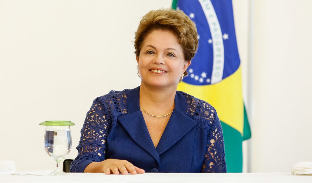 Brasília - DF, 04/12/2014. Presidenta Dilma Rousseff durante cerimônia de assinatura de contratos de infraestrutura urbana com o Governo de São Paulo no Palácio do Planalto. Foto: Roberto Stuckert Filho/PR