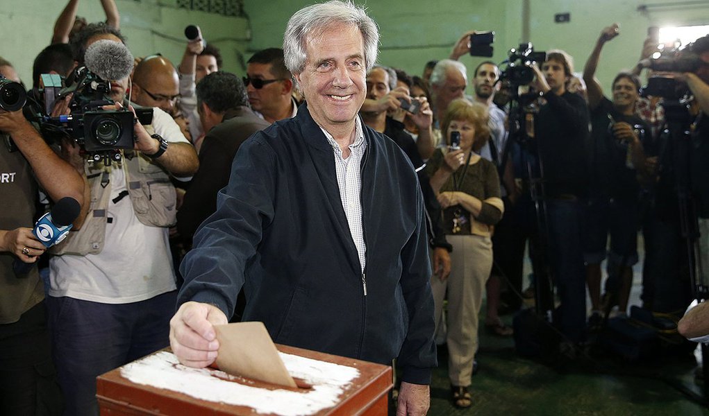 Uruguayan presidential candidate for the ruling Frente Amplio party Tabare Vasquez casts his vote in a polling station in Montevideo, October 26, 2014. Uruguayan voters decide on Sunday whether to give the ruling coalition another term after a decade of s
