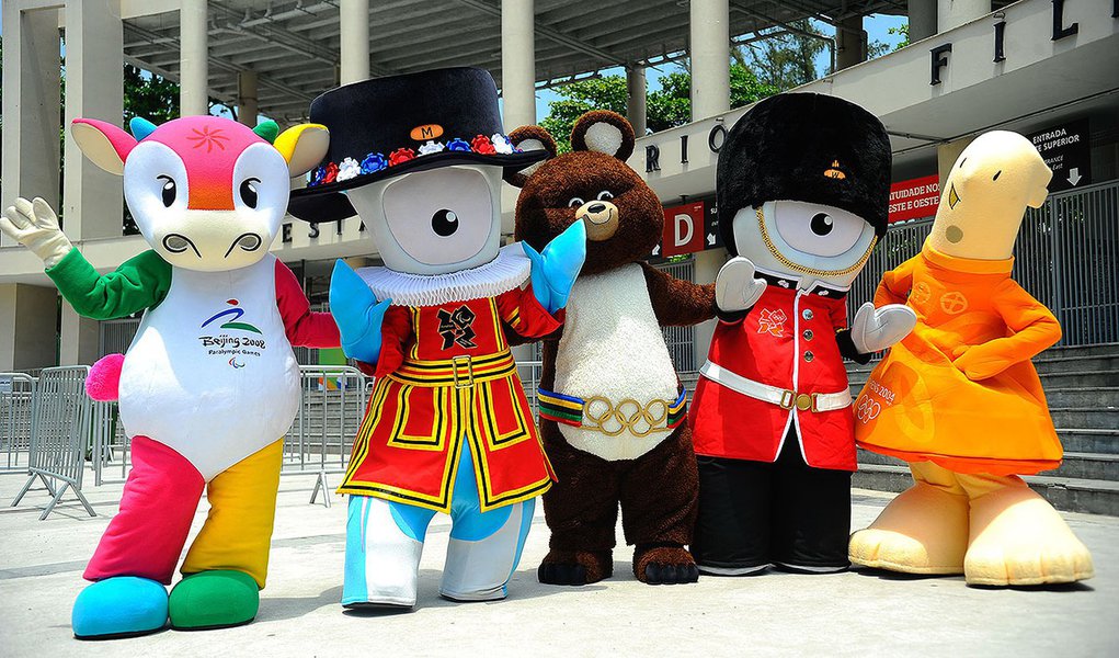  Mascotes que marcaram a história das Olimpíadas visitam o Estádio Maracanã e posam para fotos com as crianças da Vila Olímpica de Santa Cruz (Tomaz Silva/Agência Brasil)
- Assuntos: Rio de Janeiro, olimpíadas rio 2016, mascotes, maracanã