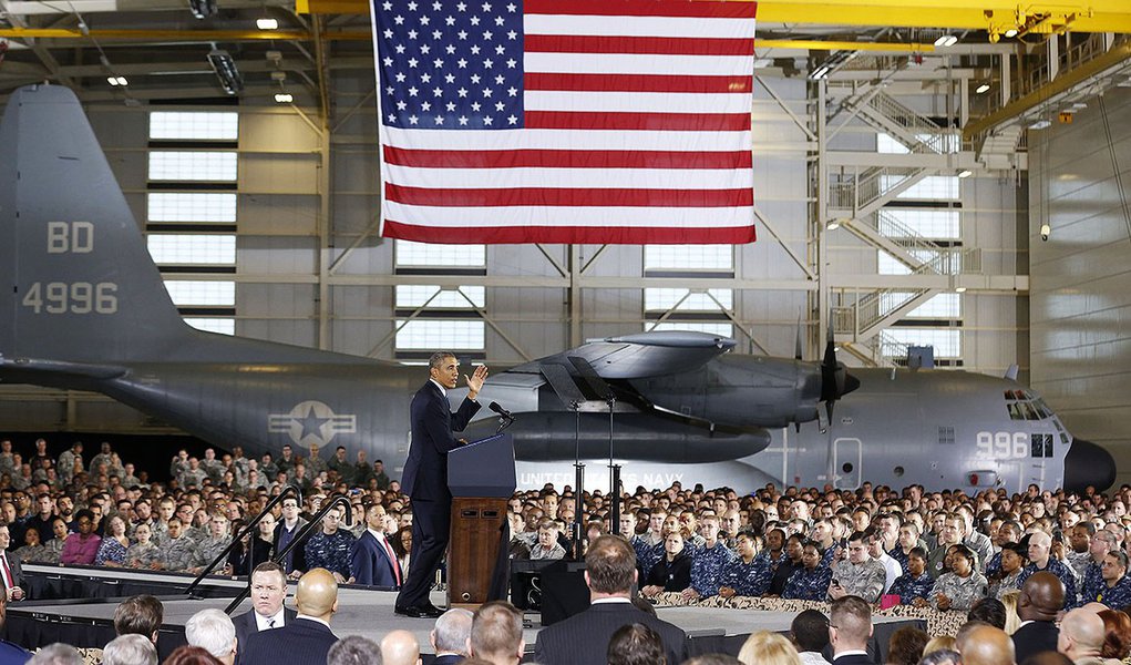 O presidente norte-americano, Barack Obama, discursa na Base Conjunta McGuire-Dix-Lakehurst, em Nova Jersey, nos Estados Unidos, nesta segunda-feira. 15/12/2014 REUTERS/Larry Downing