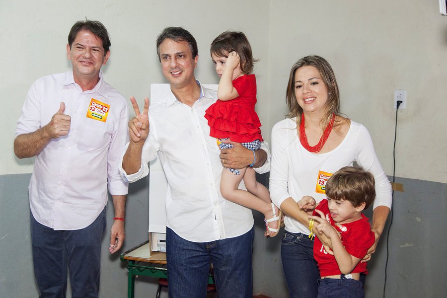 26/10/2014- Barbalha- CE, Brasil- O Candidato Camilo Santana vota no distrito de Caldas em Barbalha, Ceará.
Fotos: Carlos Gibaja/ Coligação para o Ceará Seguir Mudando.