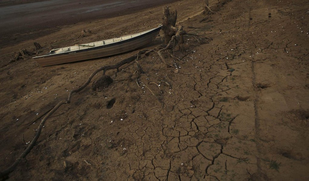 Barco no meio da terra em Ã¡rea da represa Atibainha, em meio Ã  prolongada seca em NazarÃ© Paulista, no interior de SÃ£o Paulo, em 17 de outubro de 2014. A pior seca em 80 anos deixou o Sistema Cantareira, que fornece Ã¡gua para a regiÃ£o metropolitana d