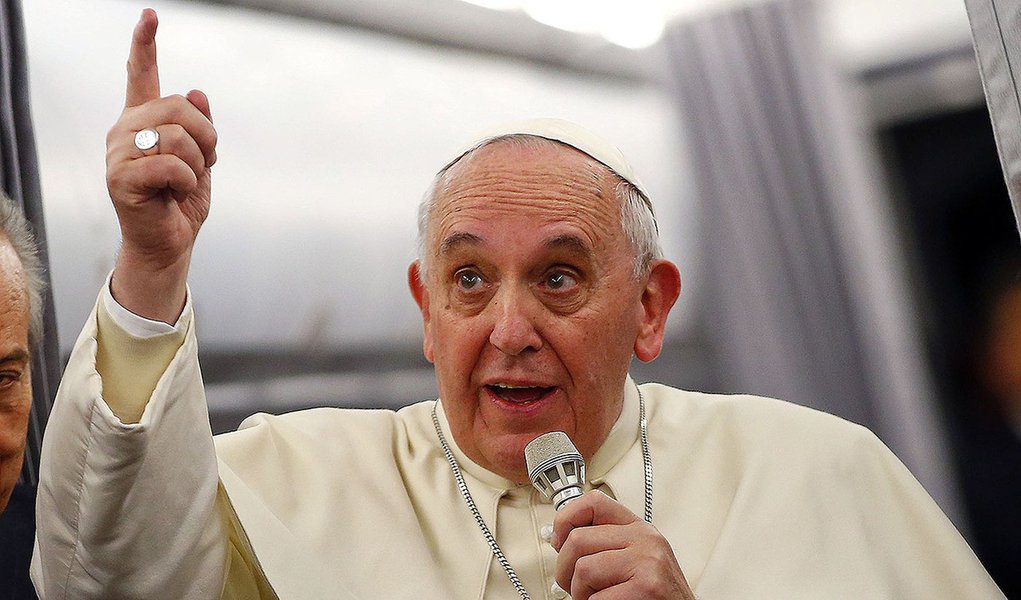 Papa Francisco fala com imprensa em voo de Istambul a Rome.  30/11/2014 REUTERS/Tony Gentile