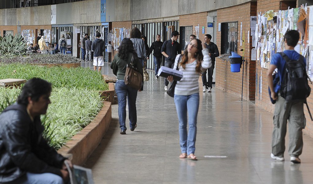 Brasilia - Professores aprovam greve a partir de segunda-feira
Decisão foi tomada em assembleia que reuniu 176 professores nesta sexta-feira, 18 de maio, e segue movimento nacional de paralisação que já conta com a adesão dos docentes de 33 universidades