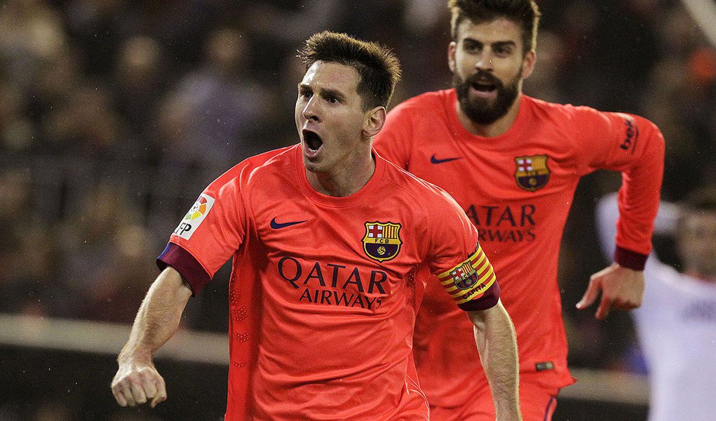 Lionel Messi, do Barcelona, comemora gol marcado contra o Valencia pelo Campeonato Espanhol. 30/11/2014 REUTERS/Heino Kalis